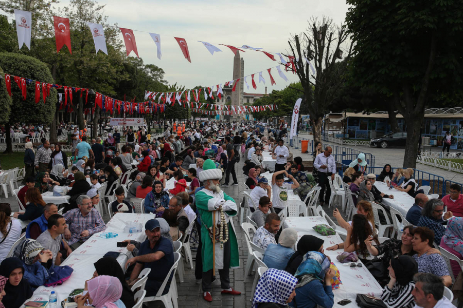 Đã thành truyền thống, các tín đồ tập trung ăn tối trong tháng lễ Ramadan tại quận Sultanahmet, Istanbul, Thổ Nhĩ Kỳ