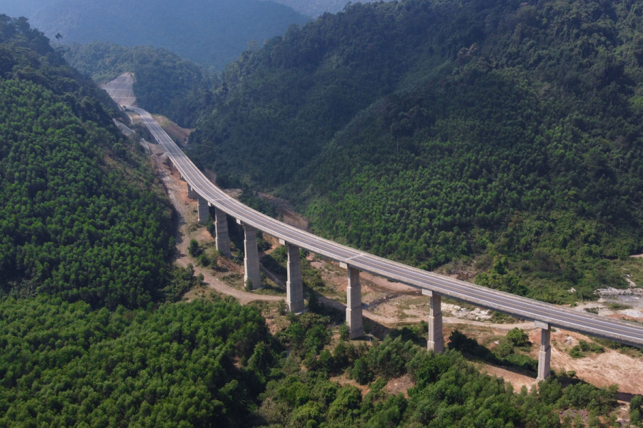 Cầu vượt bắc qua thung lũng ở khu vực vườn quốc gia Bạch Mã