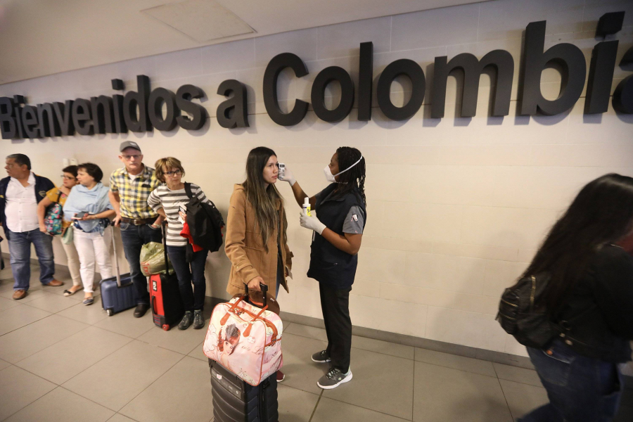 Đo thân nhiệt cho hành khách ở sân bay El Dorado, Colombia