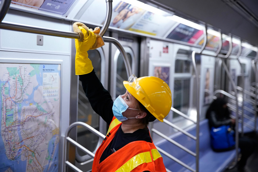Tàu điện ngầm New York lần đầu tiên dừng hoạt động trong 115 năm để làm vệ sinh do ảnh hưởng từ dịch Covid-19 và vấn nạn người vô gia cư trú ngụ trên tàu
