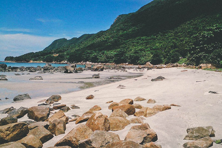 Côn Sơn có những bãi biển đẹp như An Hải, Ông Đụng, Đầm Trầu...