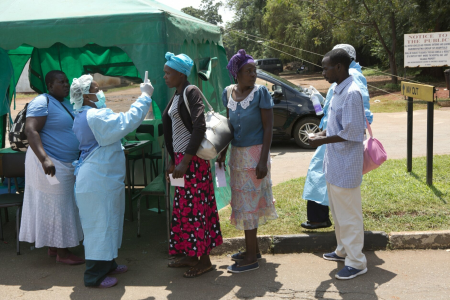 Người dân được đo thân nhiệt ở một bệnh viện công tại Harare, Zimbabwe