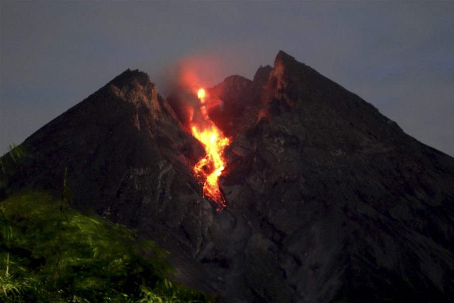 Merapi là núi lửa còn hoạt động, hàng ngày vẫn bốc khói nghi ngút, trung bình 4 năm lại phun trào 1 lần