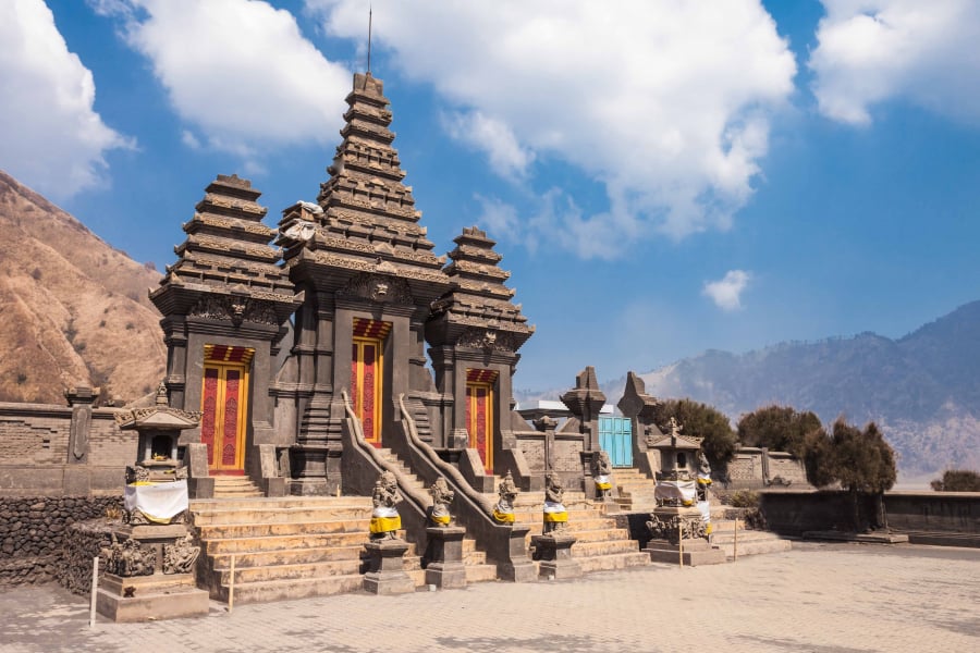 Dưới chân núi Bromo, người bản địa xây dựng ngôi đền thờ với kiến trúc Bali, có tên Pura Luhur Poten, để thờ thần Brahma