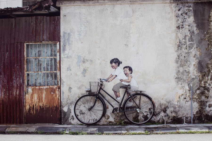 Những đứa trẻ đạp xe (Ernest Zacharevic, 2012)