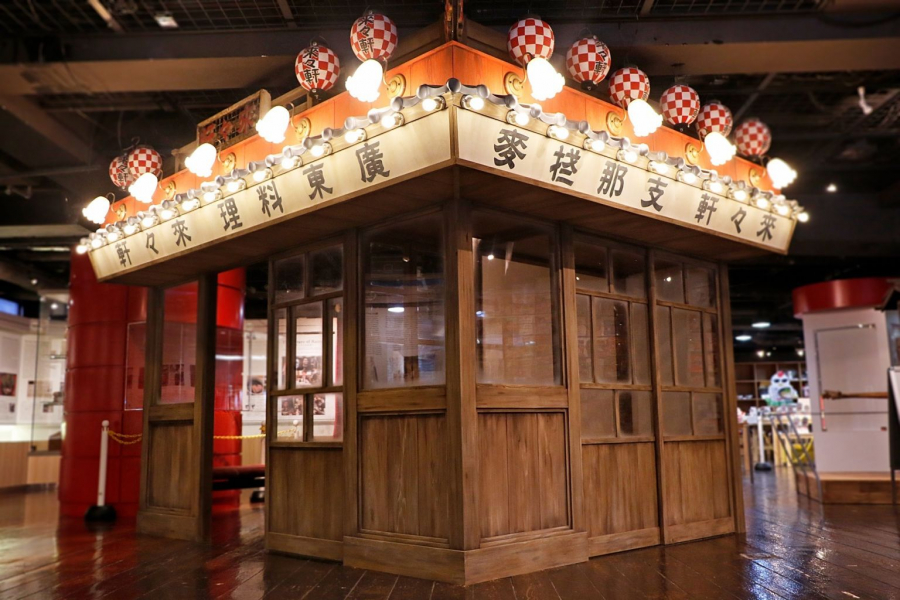 Quán mỳ Rairaiken mới nằm ở thành phố Yokohama, cách Tokyo khoảng 25 phút đi chuyển về phía nam