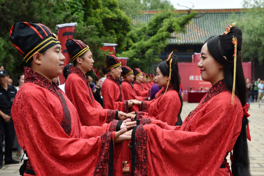 Đám cưới tập thể ở miếu Khổng Tử, thành phố Thái Nguyên, tỉnh Sơn Tây, Trung Quốc vào ngày lễ Thất tịch năm 2016