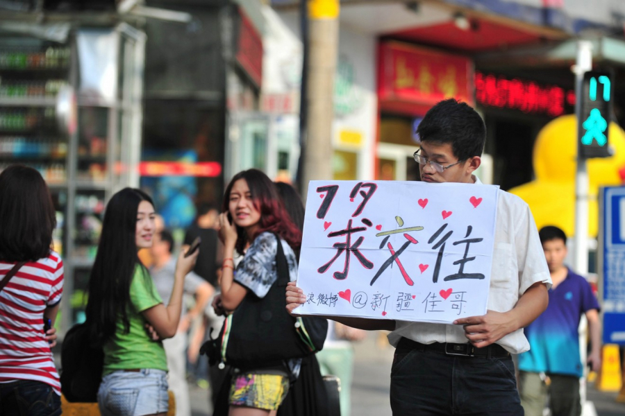 Một thanh niên trưng biển tìm bạn gái dịp lễ Thất tịch ở Ürümqi, Tân Cương, Trung Quốc
