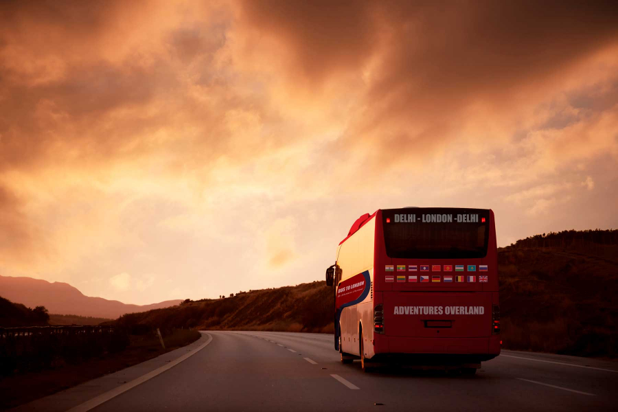 Xe bus của Adventures Overland có đầy đủ tiện nghi sang trọng