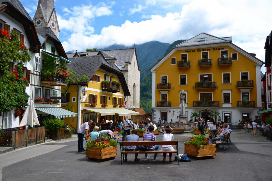 Do các biện pháp phong tỏa đã được nới lỏng trên toàn nước Áo, du khách địa phương đang bắt đầu trở lại Hallstatt