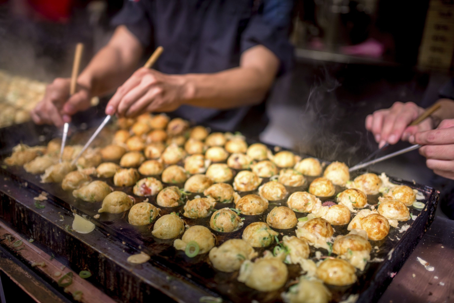 Bánh bạch tuộc nướng takoyaki, một món ăn đường phố được yêu thích ở các yatai