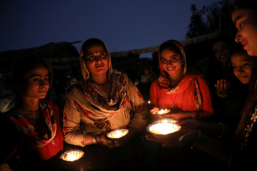 Những người tị nạn Hindu ở Pakistan thắp nến ăn mừng vào đêm trước khi lễ hội Diwali
