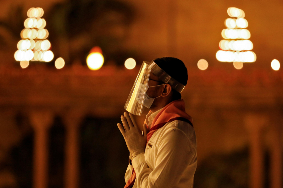 Một tín đồ đeo tấm chắn giọt bắn cầu nguyện trong lễ Diwali tại ngôi đền Akshardham