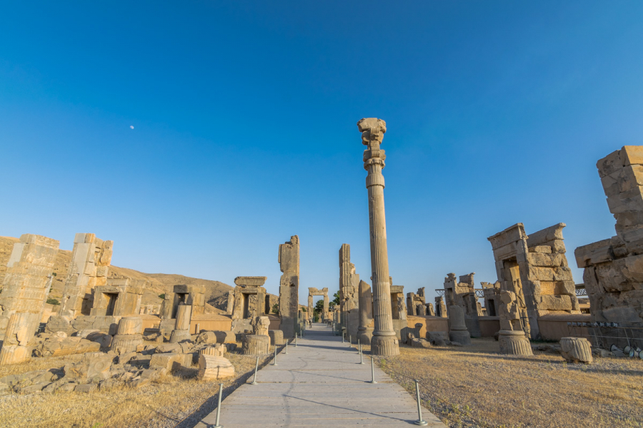 Persepolis là một kiệt tác kiến trúc với những cột đá được chạm khắc tinh xảo