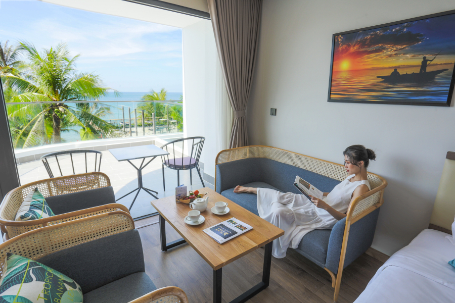 Tận hưởng vẻ đẹp của thiên nhiên Phú Quốc qua ban công căn phong Deluxe Ocean Panorama bên ly trà đậm đà