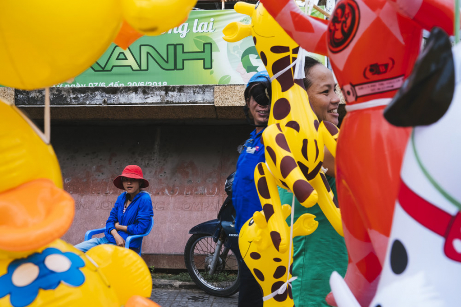 Vietnam-balloon-seller