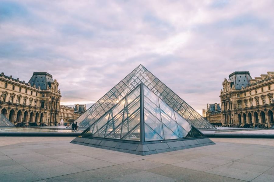 Kim tự tháp lớn tại Viện bảo tàng Louvre