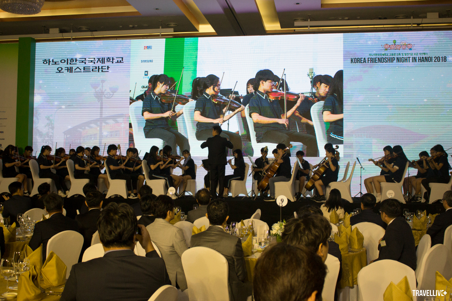 Tiết mục hòa nhạc do các em học sinh trường quốc tế Hàn Việt biểu diễn thu hút được sự quan tâm của đông đảo quan khách.