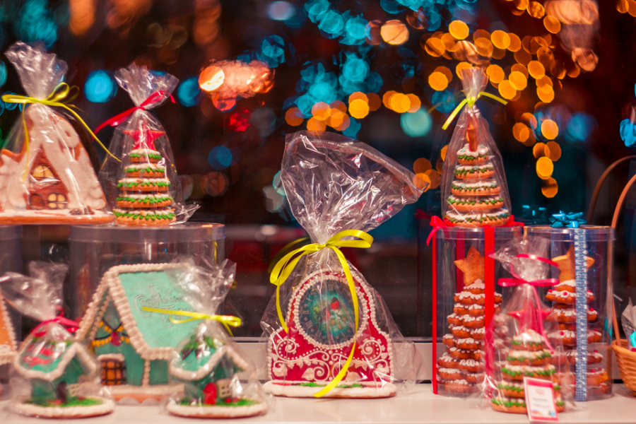 Các cửa hàng bày bán mọi thứ, từ đồ trang trí cây thông Noel cho đến những loại bánh được thiết kế đúng không khí Giáng sinh.