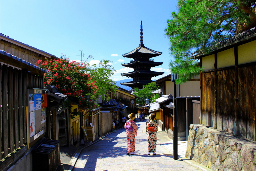 Kyoto vẫn bảo tồn được các di tích cũng như những nét văn hóa truyền thống lâu đời.