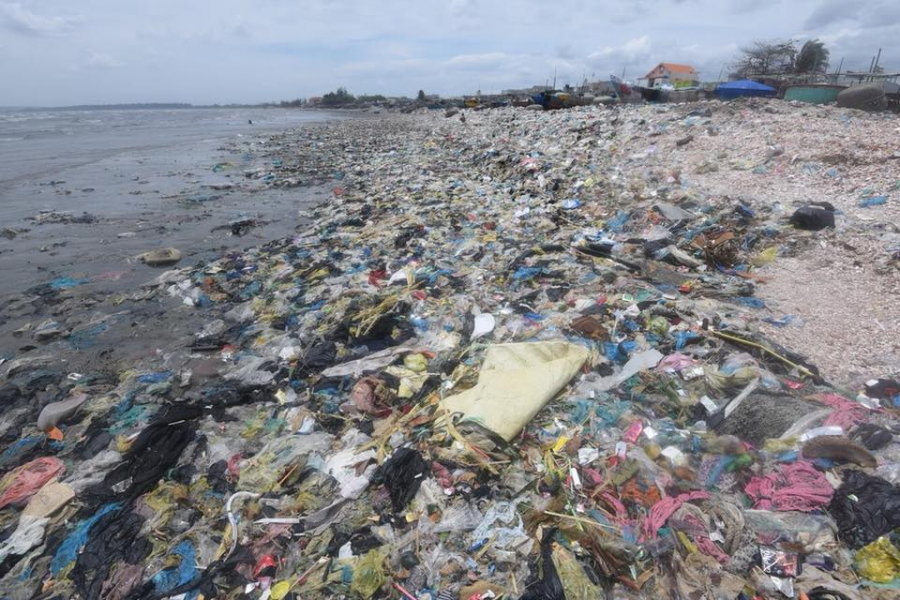 Một trong những bức hình về vấn nạn rác thải bờ biển của nhiếp ảnh gia Lekima Hùng.