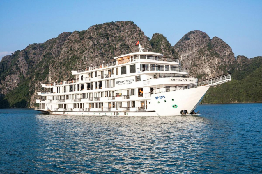 President Cruises là du thuyền có quy mô lớn nhất từ trước tới nay được  phép lưu trú qua đêm trên vịnh Hạ Long.