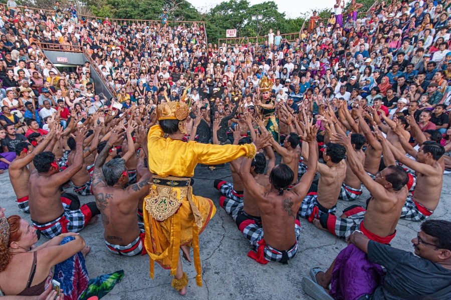 Khi hoàng hôn buông xuống cũng là lúc người người nô nức xếp hàng để được chứng kiến điệu múa bản sắc của người Hindu tại Bali