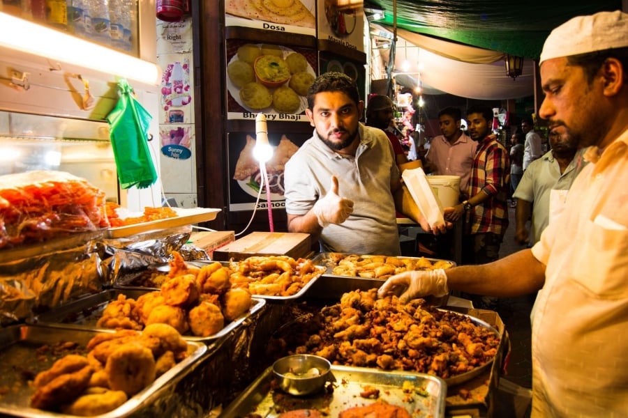 Những dãy nhà hàng nhỏ trên đường 2/12 (2nd December Street) là phiên bản “sang trọng” hơn của ẩm thực đường phố tại Dubai.