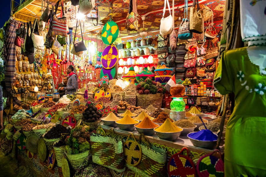 Khi đi dạo trong khu chợ của làng, bạn sẽ bắt gặp rất nhiều những sản vật địa phương từ các gia vị truyền thống trong ẩm thực của người Ai Cập
