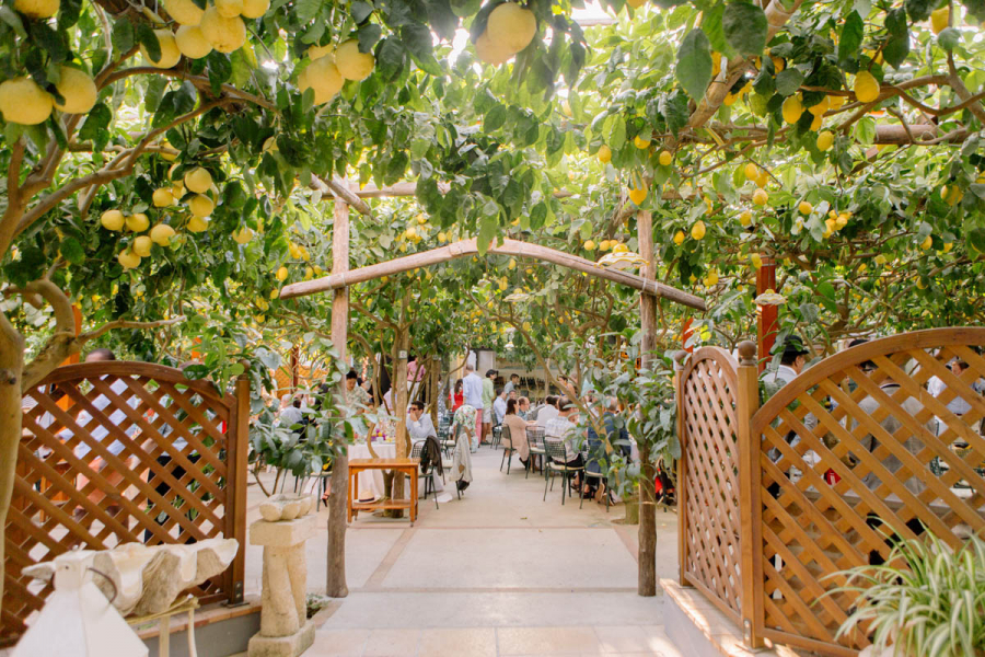 Nhà hàng được trang trí với hai tông màu chính là xanh lá cây và trắng, xen kẽ cùng sắc vàng ươm của quả chanh. 