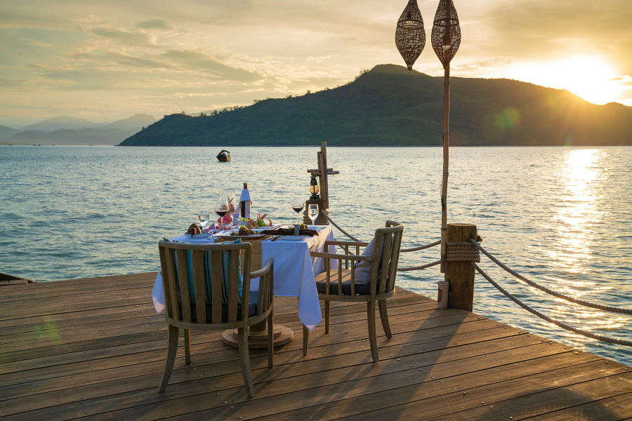 Khung cảnh ăn tối lãng mạn bên bờ biển 