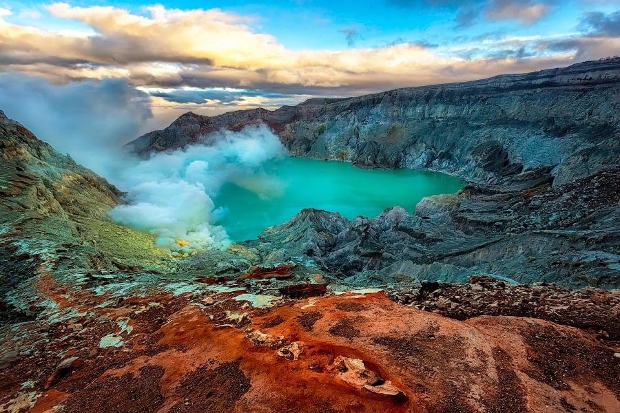  Trên miệng ngọn núi lửa này còn có một hồ nước với độ sâu lên đến 200 m với tính axit cực mạnh