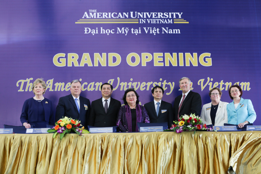 AUV và đại diện một số trường Đại học Mỹ ký kết liên kết đào tạo trong ngày thành lập trường Đại học Mỹ tại Việt Nam năm 2015.