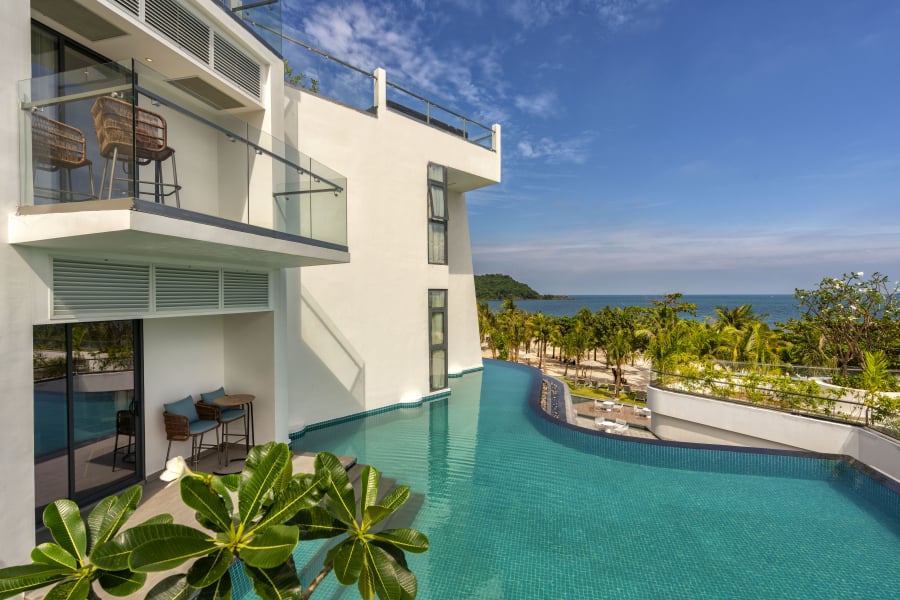 Mỗi phòng nghỉ tại resort được thiết kế như một căn hộ thông minh hướng ra bãi biển biếc xanh