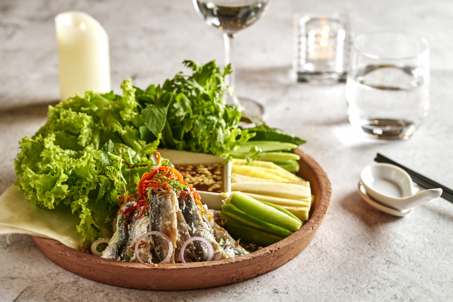 Gỏi cá trích cuốn bánh tráng, gà đồi Phú Quốc nướng với cơm lam hay gỏi bưởi khô bò... là những gợi ý ẩm thực hấp dẫn dành cho thực khách tại Sora & Umi