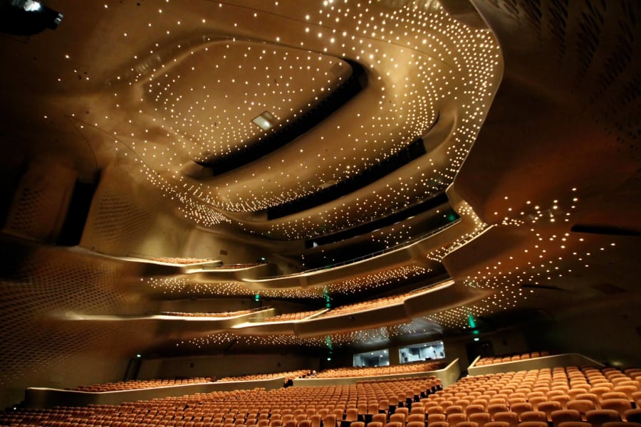 Nội thất bên trong nhà hát được thiết kế với những cạnh vát, đường gấp khúc cùng hệ thống ánh sáng rực rỡ. Ảnh: VINAARC