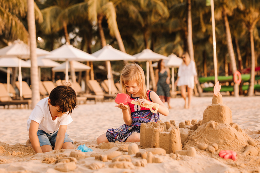 Các bé thỏa sức sáng tạo với  hoạt động xây lâu đài cát trên bãi biển