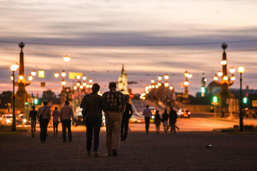 Người dân St.Petersburg và du khách thức trắng đêm và đổ ra đường tận hưởng 