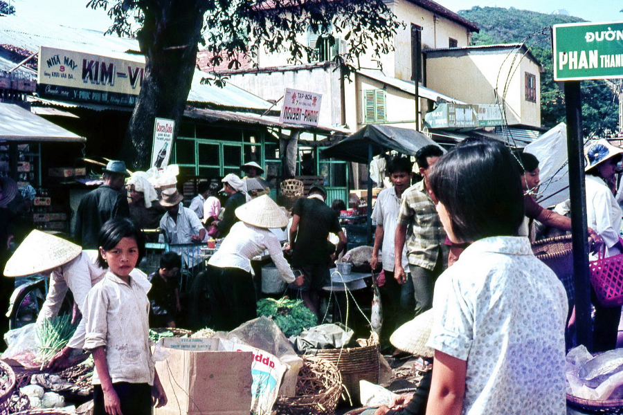 Cảnh mua bán tấp nập của một khu chợ ở ngã ba Khu Văn Ba – Phan Thanh Giản (nay là Phùng Khắc Khoan – Lý Tự Trọng)