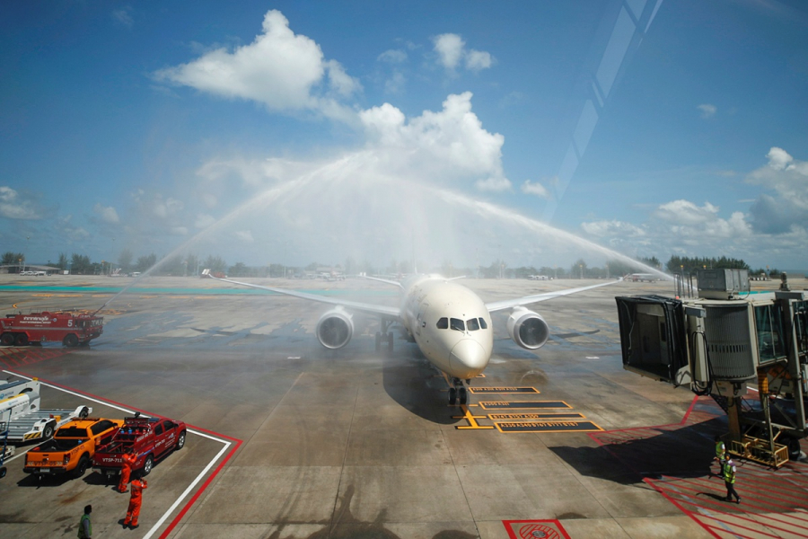 Chuyến bay chở những du khách quốc tế đầu tiên tới Phuket được chào đón bằng vòi rồng