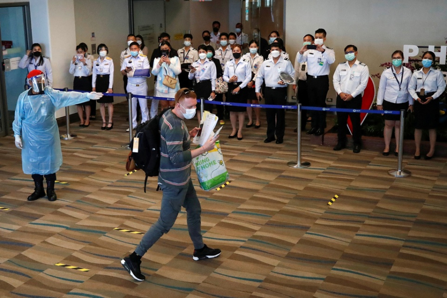Du khách được nhân viên sân bay Phuket hướng dẫn làm thủ tục