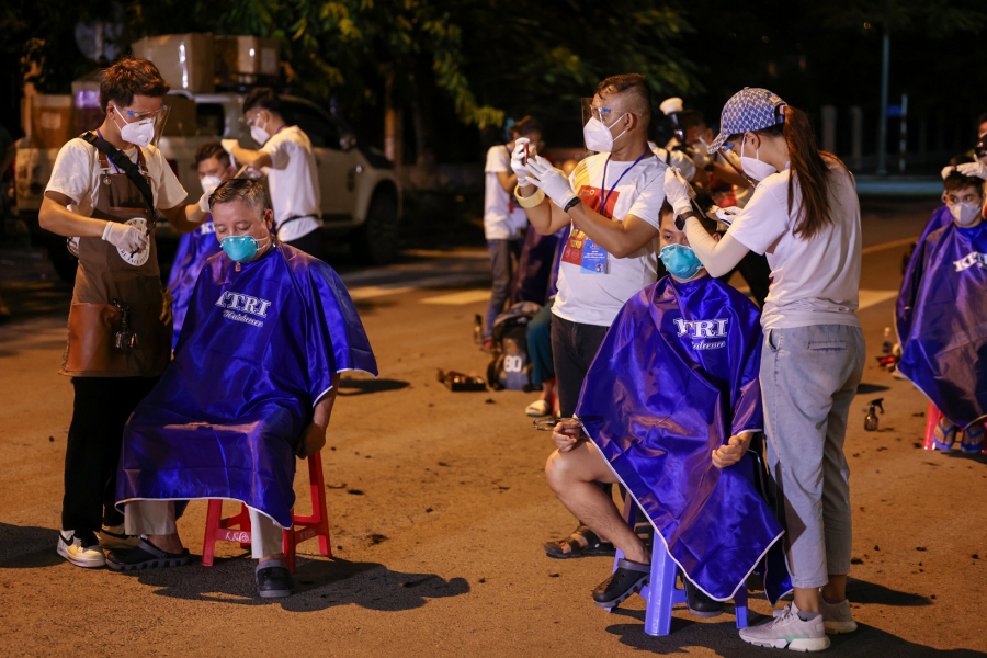 Nhóm nghệ sĩ hỗ trợ cắt tóc cho đội ngũ y bác sĩ ngay sau đêm nhạc