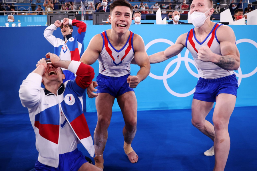 Các VĐV thể dục dụng cụ của Nga bật khóc khi giành tấm huy chương vàng đồng đội.