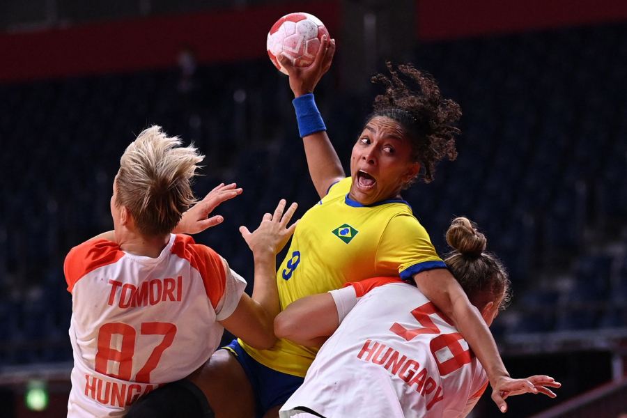 VĐV Ana Paula Rodrigues Belo (Brazil) cố gắng ghi bàn trong trận đấu bóng ném với Hungary.