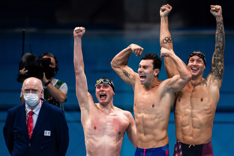 Ba VĐV bơi lội của Hoa Kỳ ăn mừng sau khi giành chiến thắng ở nội dung tiếp sức 4x100 m tự do.