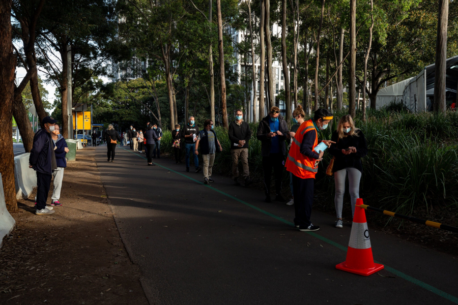 Người dân đợi tiêm vaccine ở Sydney, Úc.