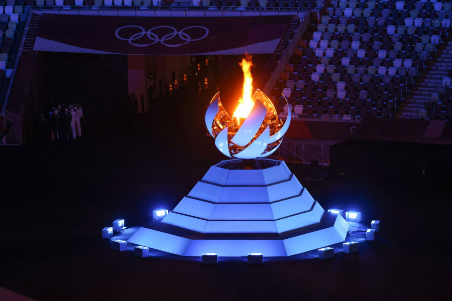 Ngọn đuốc Olympic rực cháy trong ngày bế mạc. 
