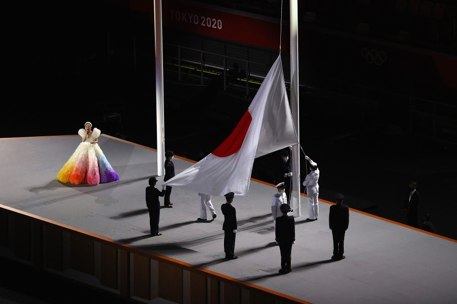 Lá cờ Olympic Nhật Bản được hạ xuống.