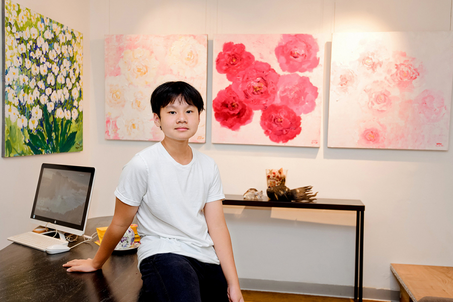 Thần đồng hội họa Xèo Chu là gương mặt trẻ tuổi nhất tham gia chương trình.