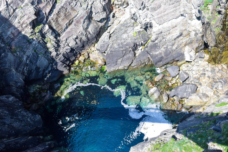 Nước biển xanh ngắt len lỏi giữa các vách đá dựng đứng
